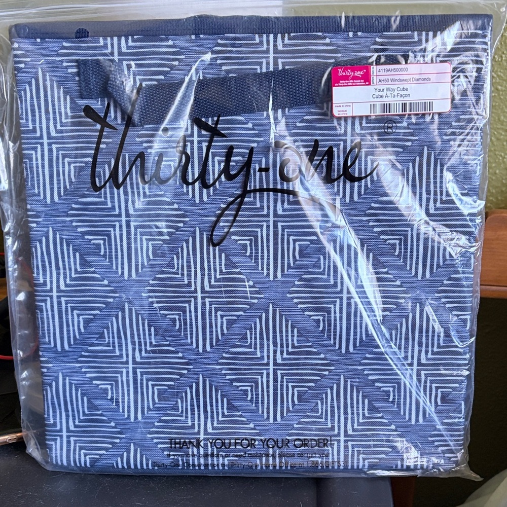 Thirty-One Navy and White Geometric Cube